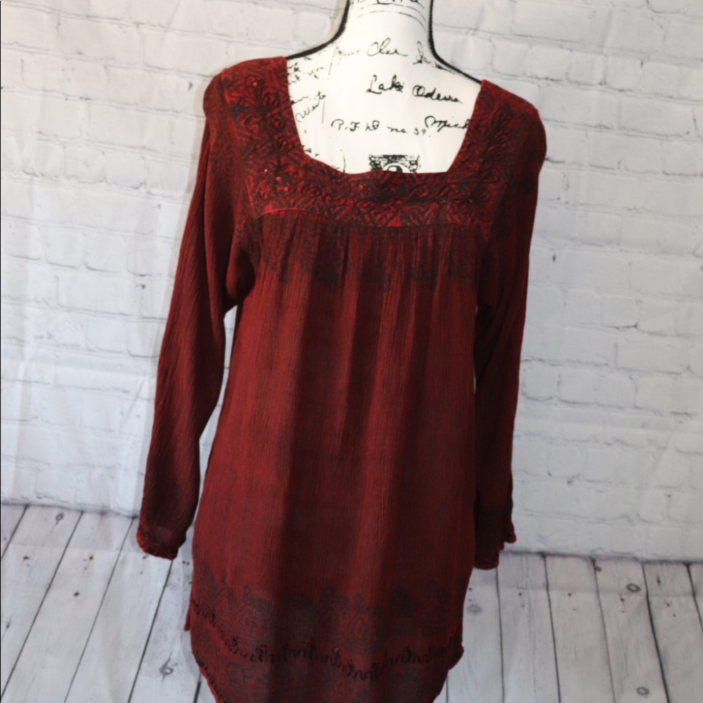Square neck light weight blouse.